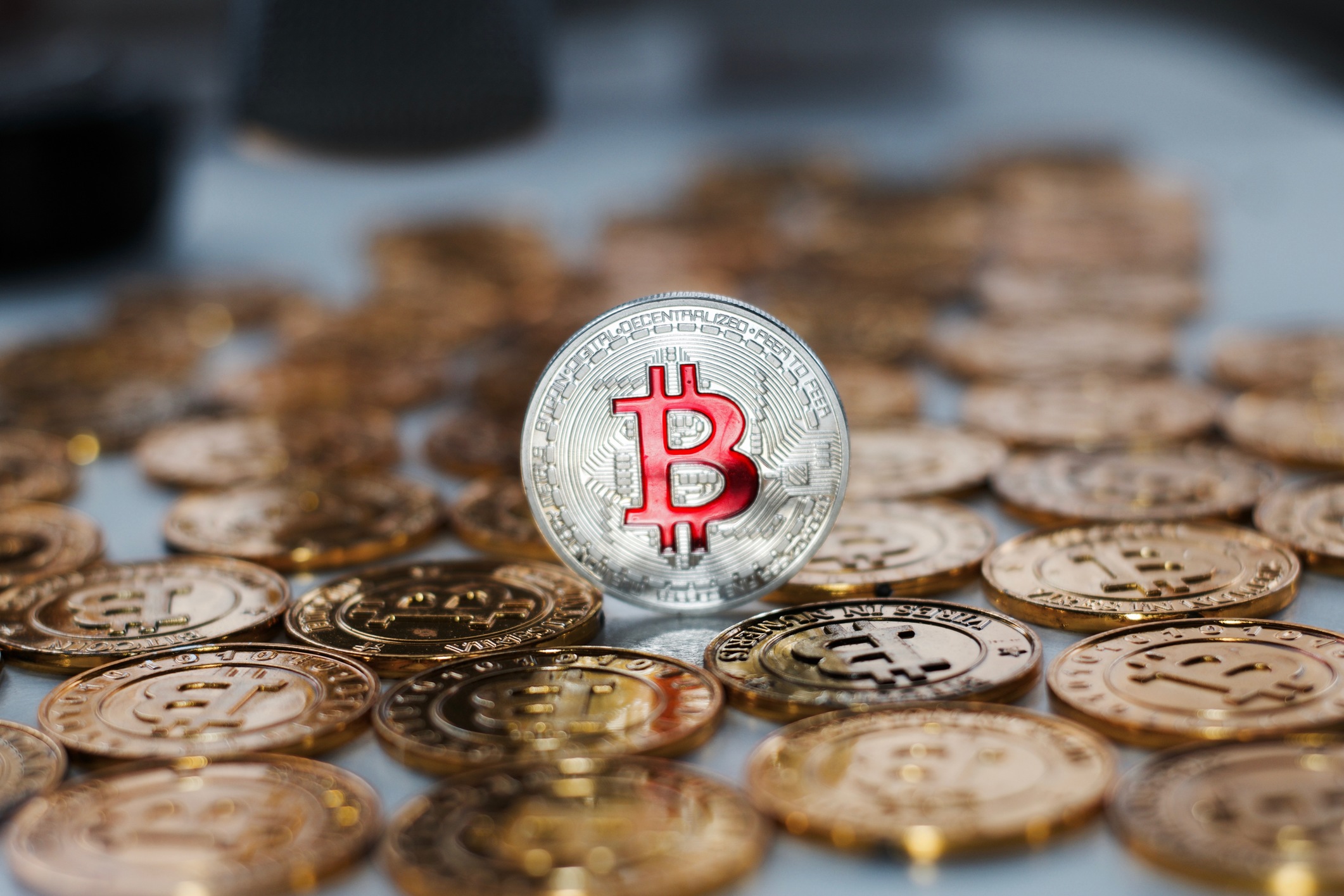 货币大贬值在即？桥水达里奥：将15%投资组合配置成黄金或比特币！